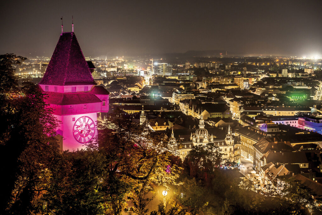 Uhrturm im Zeichen von Pink Ribbon